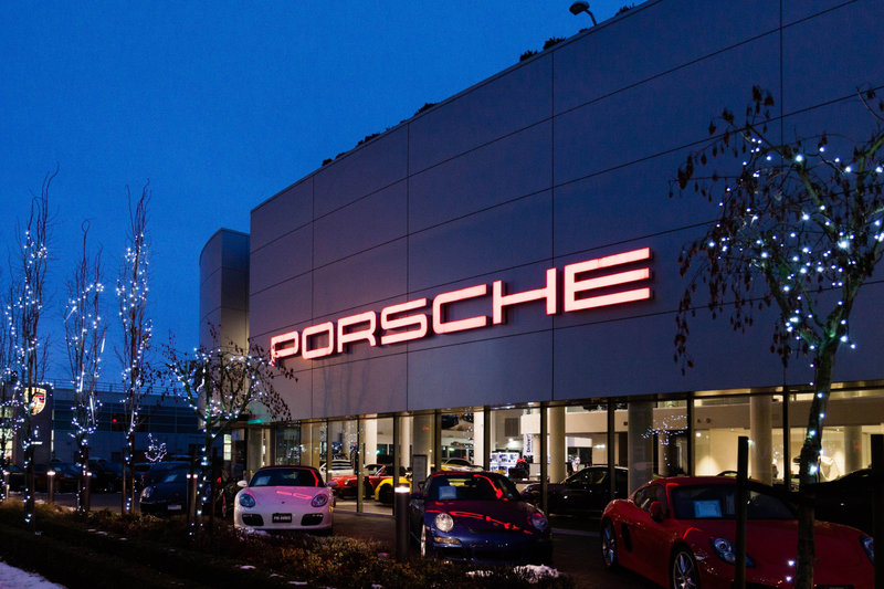 Illustration for article titled Pics from the Curbside: More Dealerships at Night in December 2016